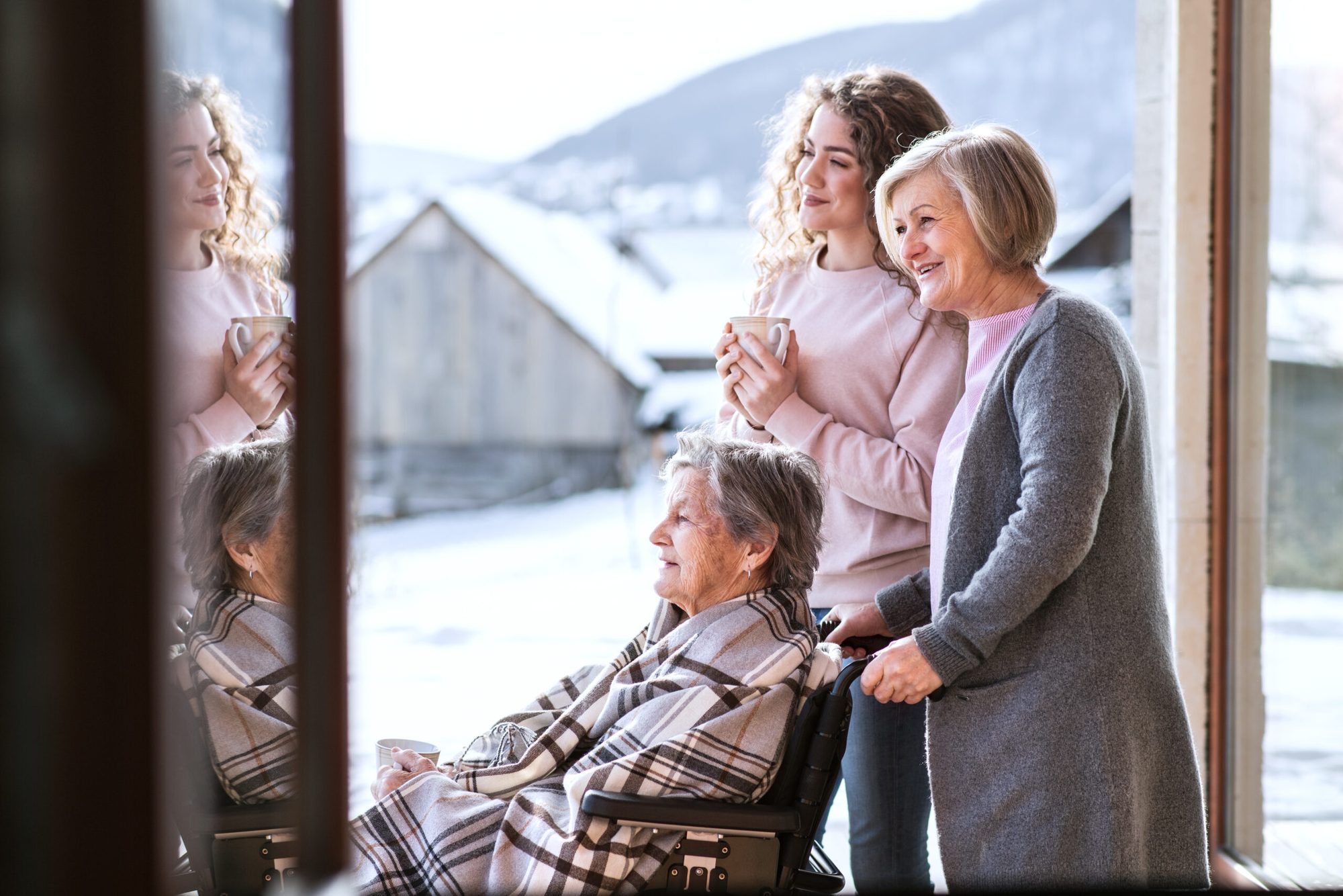 Drei Generationen einer Familie verbringen gemeinsam Zeit am Fenster