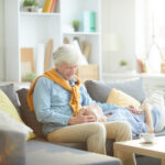 Älteres Paar verbringt liebevolle Zeit gemeinsam zuhause