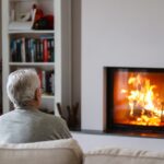 Älterer Mann mit grauem Haar entspannt auf der Couch